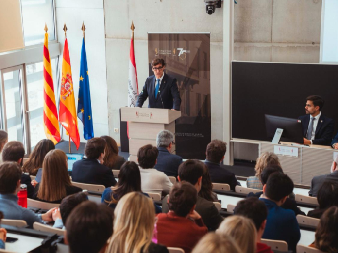 El presidente Salvador Illa durante su conferencia en Brujas.