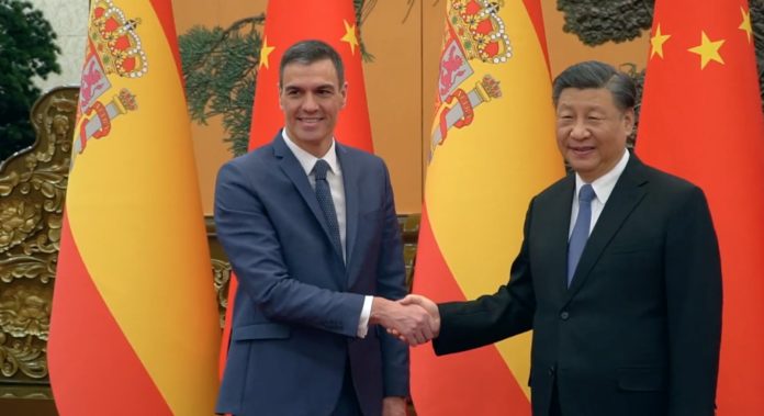 A la izquierda, Pedro Sánchez. A la derecha, el presidente de la República Popular China, Xi Jinping.