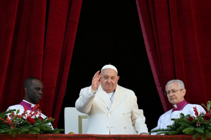 El Papa Francisco en el balcón sobre la Plaza de San Pedro el pasado 25 de diciembre, día de Navidad.