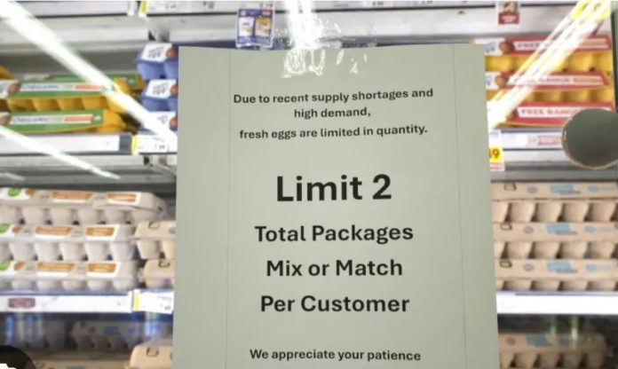 Cartel anunciando restricciones en la compra de huevos en un supermercado de EE.UU