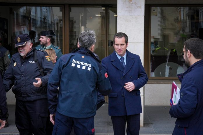 El alcalde de Calella, Marc Buch, saludando a un bombero tras la celebración de la Junta Local de Seguridad del municipio.