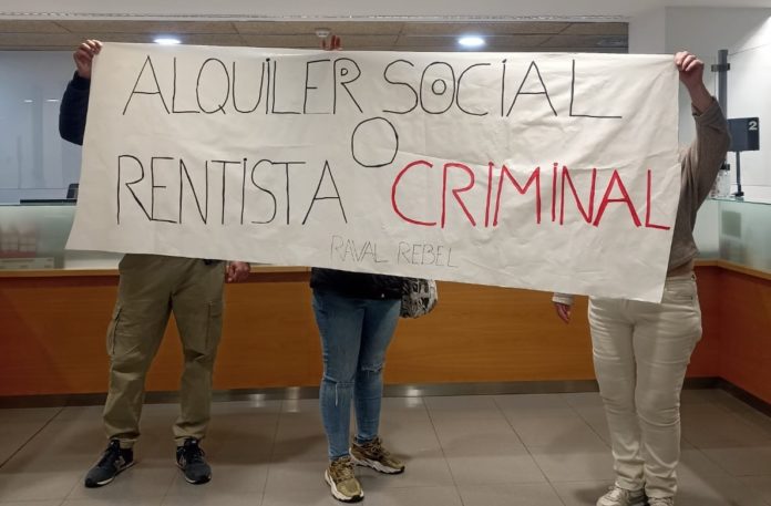 Miembros de Raval Rebel se manifestaron el viernes en el Institut Municipal de l'Habitatge.