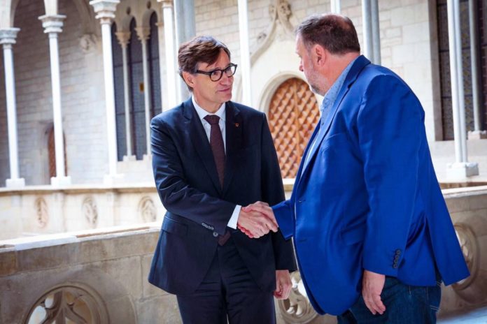 Salvador Illa y Oriol Junqueras se saludan en el Palau de la Generalitat.