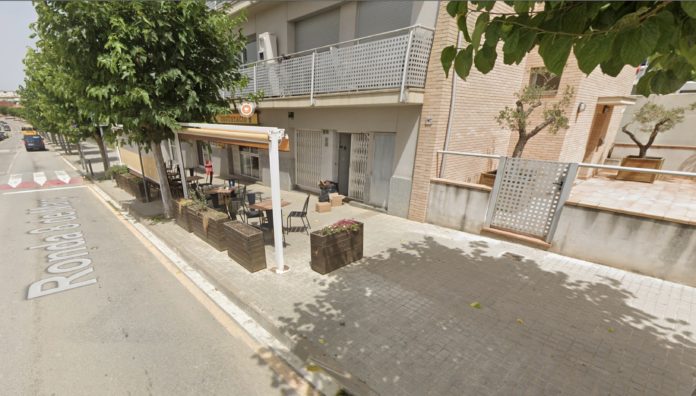 Terraza de la cafetería de Montgat en la que David Caballero 'Bubito' fue ejecutado por sicarios albaneses el pasado mes de noviembre (Google Maps).