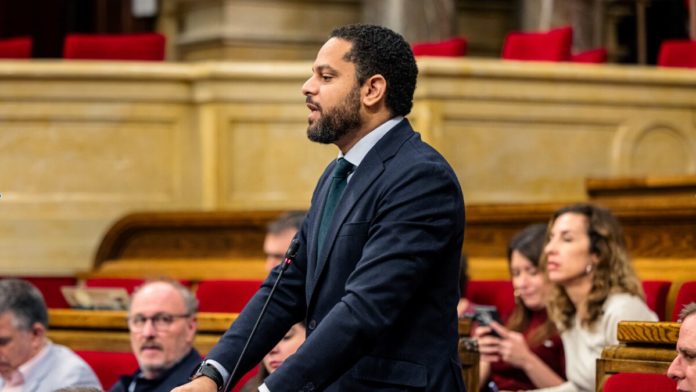 El líder de VOX en Cataluña y secretario general del partido, Ignacio Garriga, durante su intervención en el Parlament.