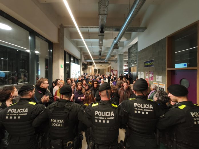 Mossos haciendo un cordón para proteger a los asistentes a un acto organizado por VOX en Santa Coloma de Gramanet.