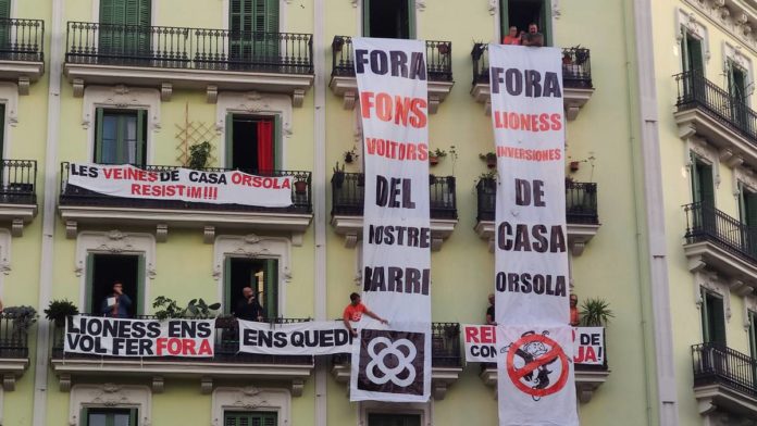 Vista de la fachada de la Casa Orsola con pancartas contra los desahucios.