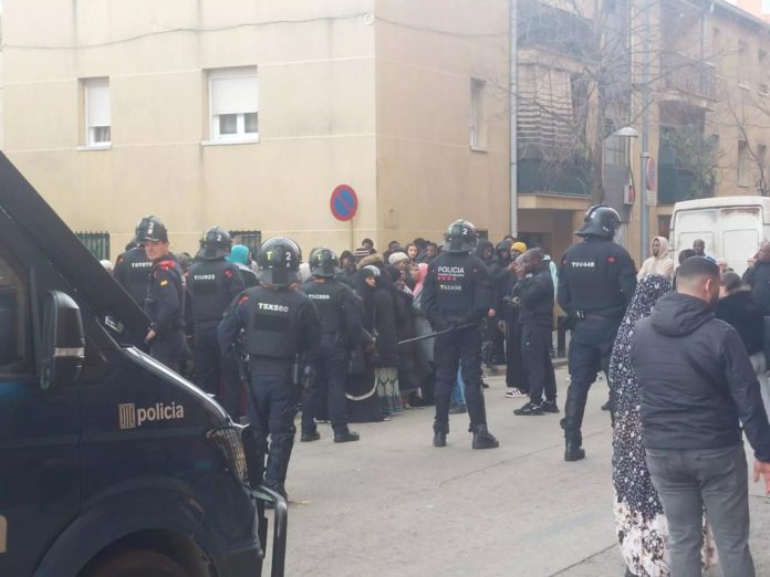 Imagen de protestas en Salt por el desahucio del imam.