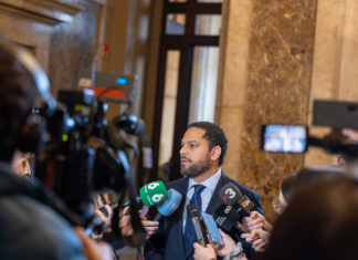 Ignacio Garriga comparece ante los medios en el Parlament este miércoles.