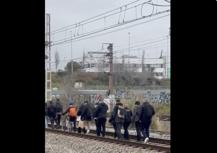 Pasajeros de la R2 de Rodalies caminando por las vías tras la enésima incidencia.