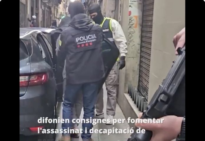 Momento de una de las detenciones de uno de los presuntos terroristas en Barcelona.