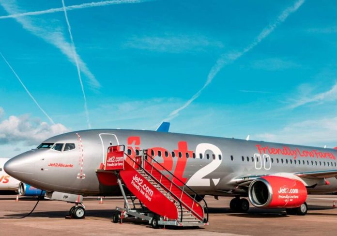 Un avión de Jet2 en una pista aérea.