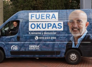 El líder del PP en Barcelona, Daniel Sirera, posa en la oficina móvil contra los okupas.