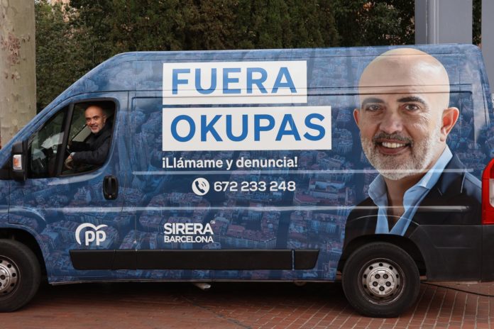 El líder del PP en Barcelona, Daniel Sirera, posa en la oficina móvil contra los okupas.