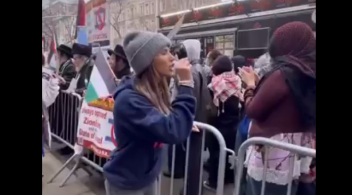 ¿Valentía o miedo? La activista pro-Israel que enfrenta a manifestantes pro-Palestina con rostros ocultos